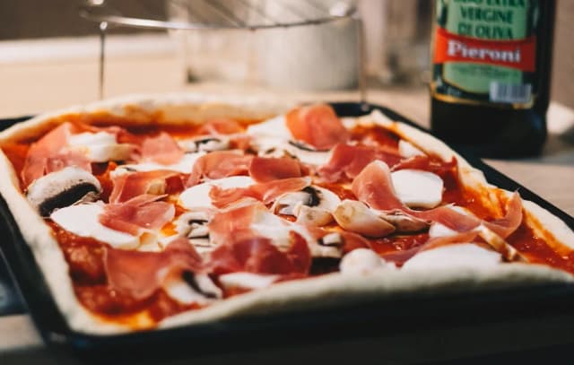 Co dodać do pizzy, aby uniknąć nudnych smaków i zaskoczyć gości Co dodać do pizzy, aby uniknąć nudnych smaków i zaskoczyć gości