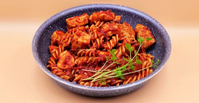 Jaki sos do makaronu z kurczakiem? Odkryj najlepsze przepisy i smaki Jaki sos do makaronu z kurczakiem? Odkryj najlepsze przepisy i smaki