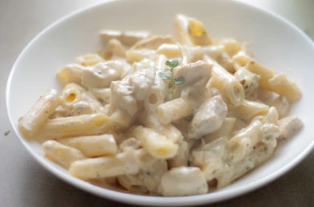 Pyszne penne w sosie śmietanowym z kurczakiem – prosty przepis Pyszne penne w sosie śmietanowym z kurczakiem – prosty przepis
