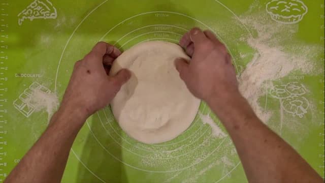 Jak rozciągnąć ciasto na pizzę, aby uniknąć twardego spodu? Jak rozciągnąć ciasto na pizzę, aby uniknąć twardego spodu?