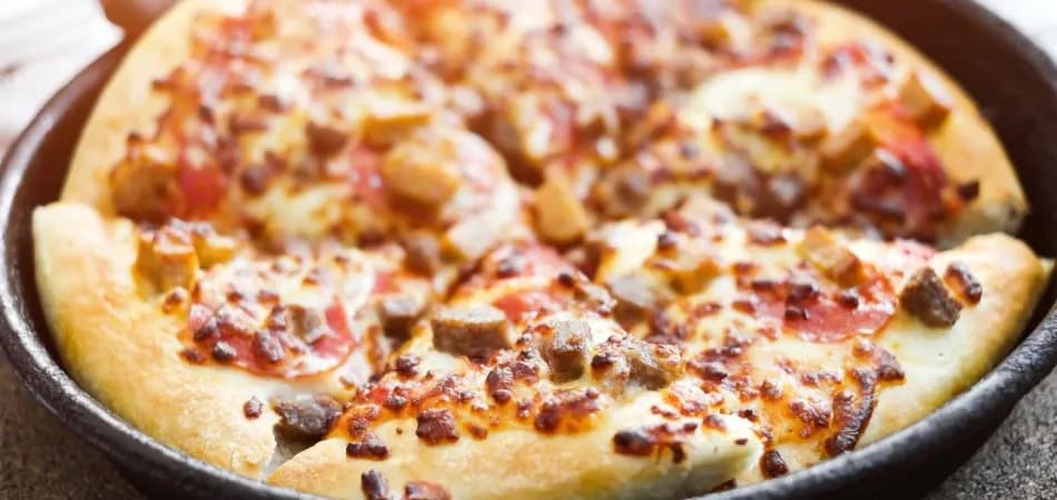 Jak podgrzać pizzę na patelni, by zachować jej smak i chrupkość Jak podgrzać pizzę na patelni, by zachować jej smak i chrupkość