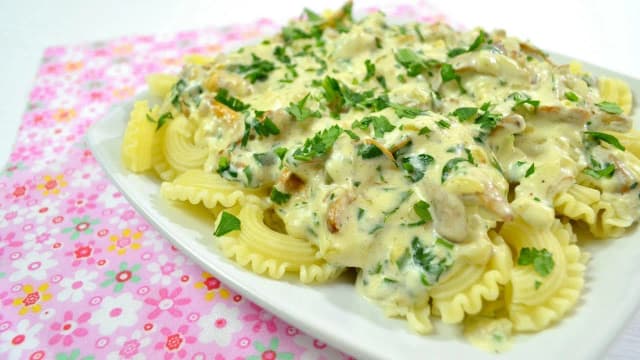 Makaron penne z kurkami w sosie śmietanowym - łatwy przepis na obiad Makaron penne z kurkami w sosie śmietanowym - łatwy przepis na obiad