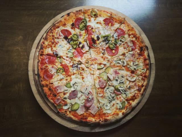 Ile kcal ma domowa pizza? Poznaj kaloryczność i zdrowe opcje Ile kcal ma domowa pizza? Poznaj kaloryczność i zdrowe opcje